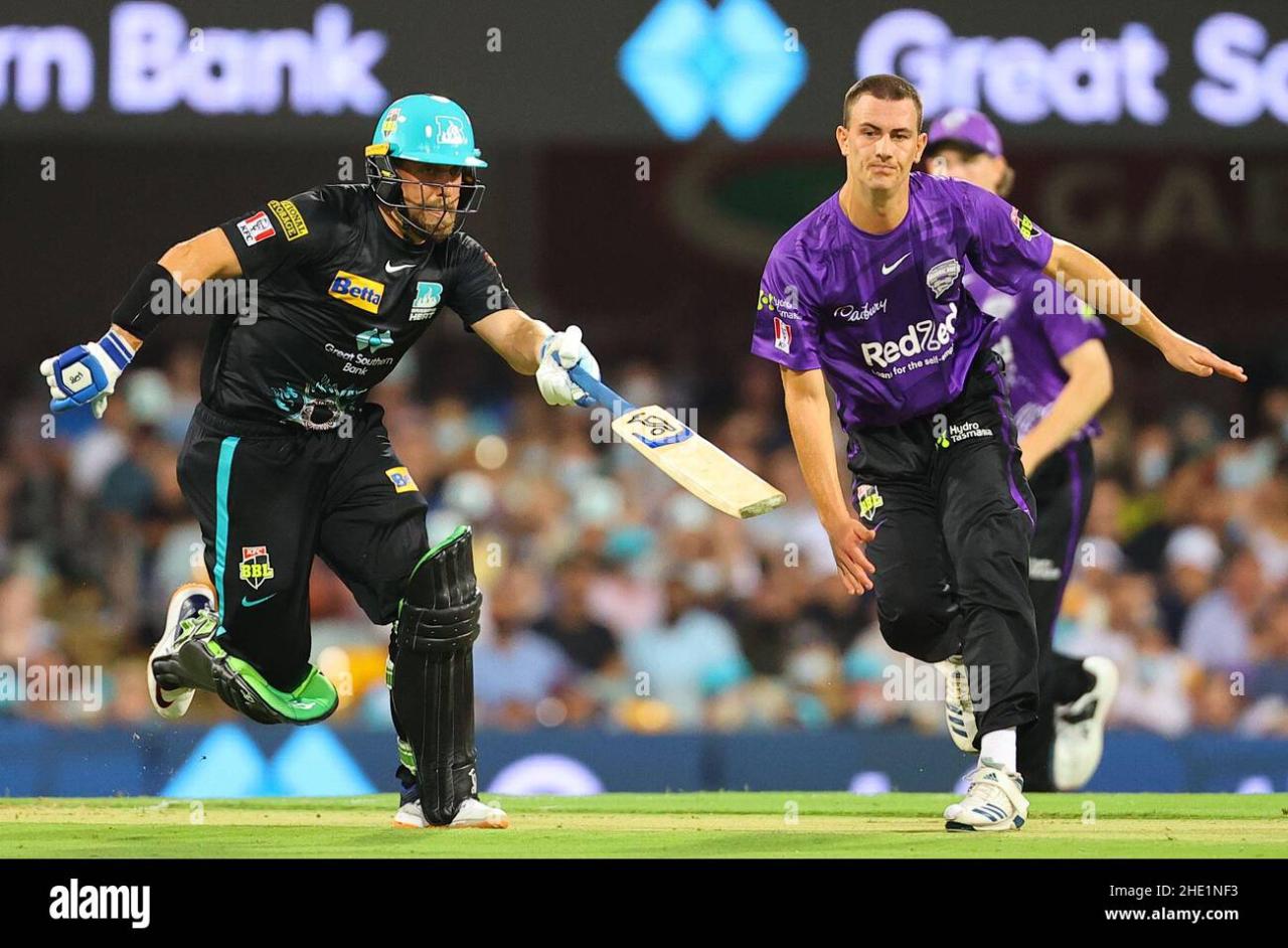 Strikers fume after on-field umpire helps Hobart Hurricanes avoid a